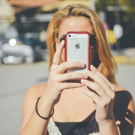 Frau fotografiert mit Handy